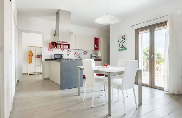 Beautiful design house at 10 mins from the beach