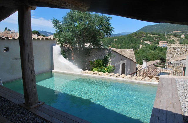 casa restaurada en un estilo y en la azotea de la piscina contemporánea