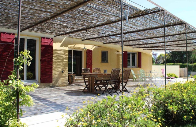 Very pretty vacation rental with pool at St Etienne du Grès - 4 people