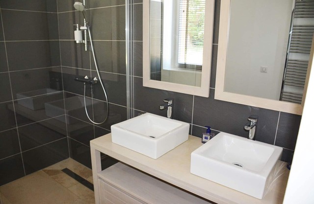 Muy bonita casa de campo recién renovada - parque 3ha. Servicios de alta gama.