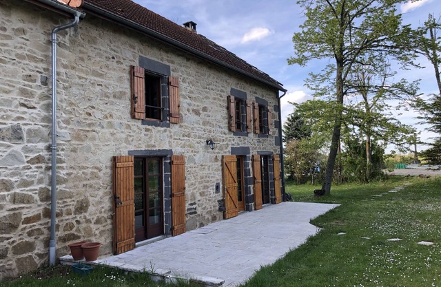 Hermosa granja equipada, 3 estrellas, parque volcánico de Auvernia, cerca de Châtel-Guyon