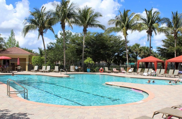 Hermosa unidad en la planta baja, WiFi gratis, membresía del Social Club incluida, ¡disfruta de la vida en el Country Club!