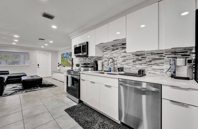 This house is a 2 bedroom(s), 1 bathrooms, located in Hollywood, FL.