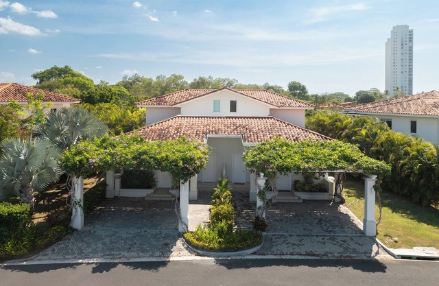 This duplex is a 3 bedroom(s), 2.5 bathrooms, located in Casamar, Panama Oeste.
