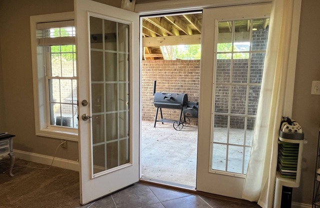 BEAUTIFUL HOME LOCATED IN QUITE AREA NEAR GOLF COURSE!!!