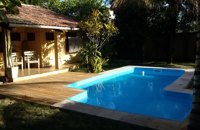 Hermosa casa con amplios balcones y piscina, a 150 metros de la playa.