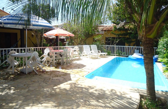 Hermosa casa de 4 suites, piscina, sala de juegos con piscina, etc., balcones y flores.