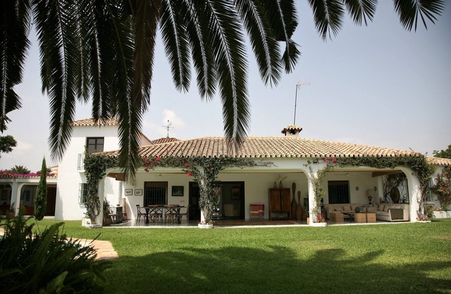 Preciosa casa en Guadalmina baja, con vistas al río y al golf a 800m de playa