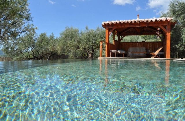 Villa provenzal rodeada de olivos, 2 piscinas, vista excepcional