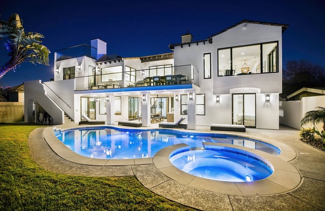 Hermosa casa con piscina, jacuzzi y magníficas vistas, a solo pasos de la playa