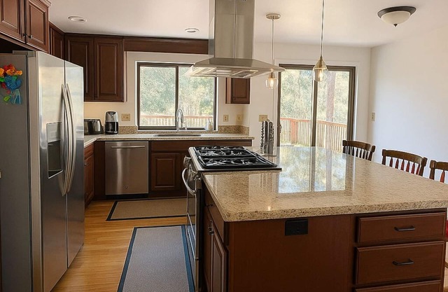 Beautiful House with Yard in Bellevue