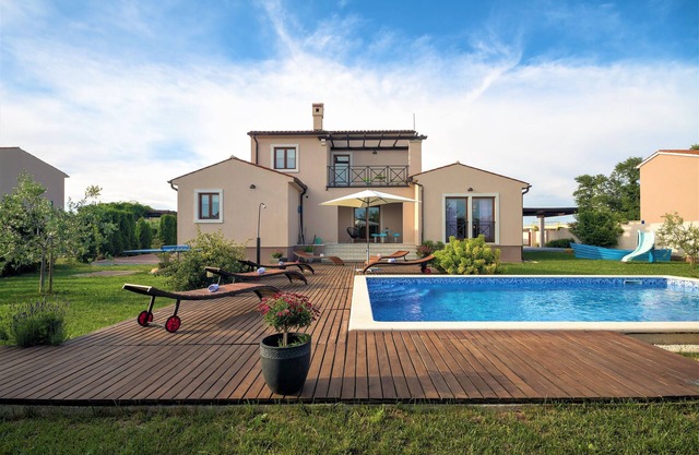 Hermosa villa de piedra de Istria con piscina y jardín rodeado de naturaleza.