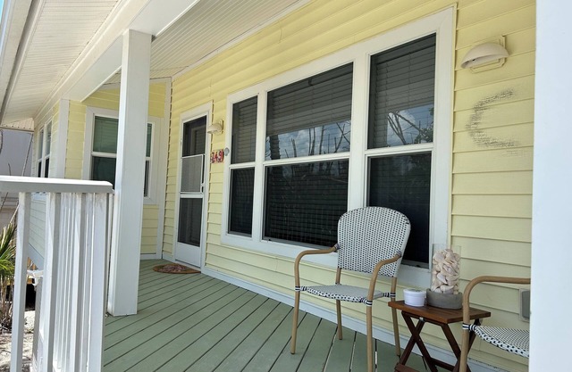 Beautiful key west style cottage minutes from the beach.