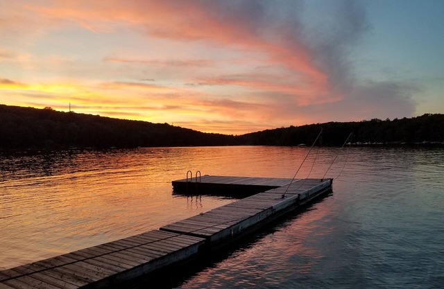 Su vista desde el muelle! Hermosa cabaña frente al lago en el lago Wallenpaupack