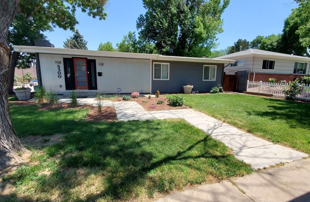 Beautiful Large Private Downstairs Area-Great Location-8 guests stay comfortably