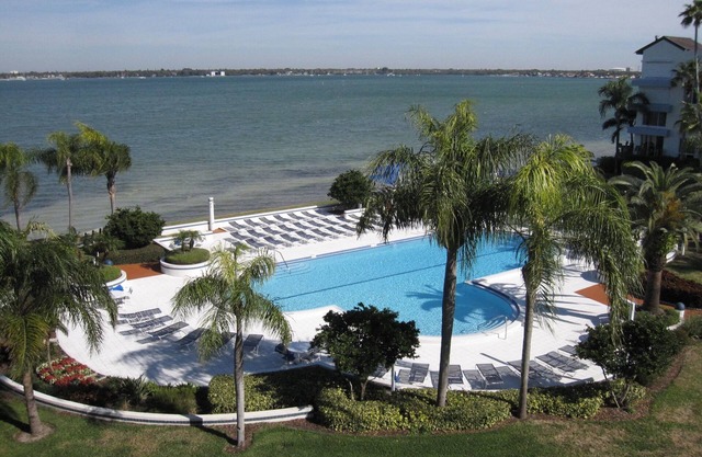 Condominio de 2 dormitorios completamente renovado en Boca Ciega Bay en Isla Key, Isla del Sol