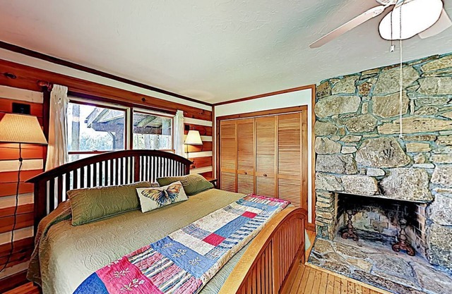 Hermosa cabaña Mystic Valley en 15 acres con vistas exuberantes!