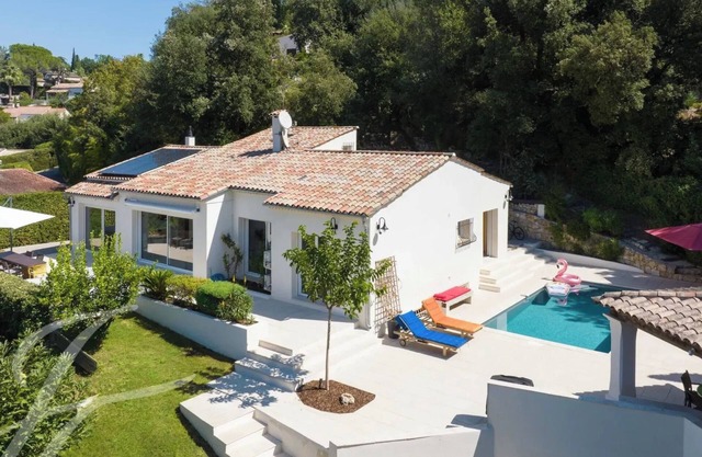Villa Provenzal Reformada con Piscina en una zona verde...