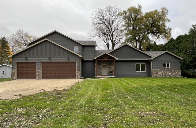 Beautiful new lake home in quiet neighborhood just minutes away from EAA!