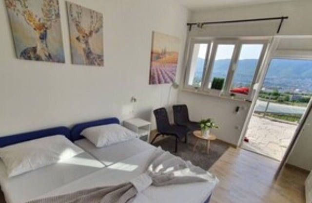 Beautiful new studio with bay and mountain views