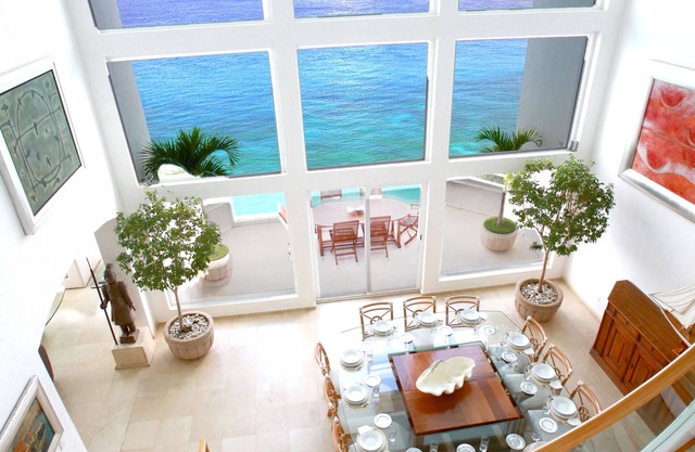 Hermoso ático de 3 niveles frente al mar con servicios de hotel y terrazas privadas
