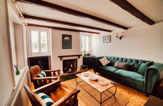 Beautiful 250-Year-Old Cottage near the Beach, Theatres and The South Downs.