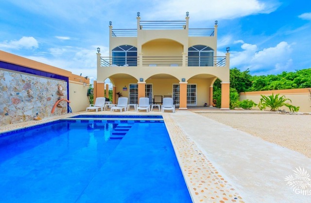 Hermosa casa de 2 habitaciones con piscina privada y amplio estacionamiento. estacionamiento.