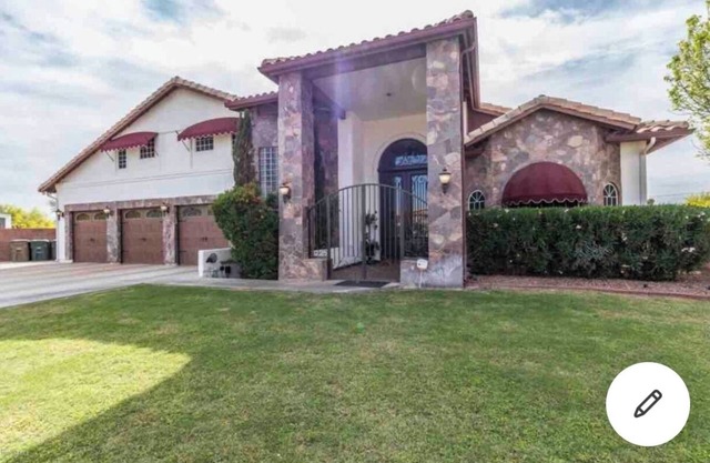 Beautiful property in Peoria with 7 bedrooms, 4.5 baths & pool! Close to stadium