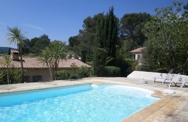 Hermosa propiedad en zona privada con piscina cubierta y al aire libre