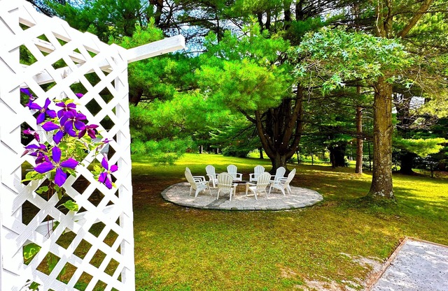 Beautiful property with hot spa and private swimming pool. Has king bed & more.