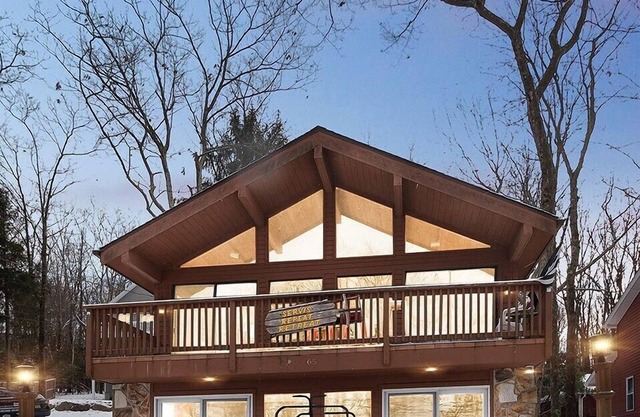 Hermoso Chalet de relajación con vistas georgeous Lake Harmony!