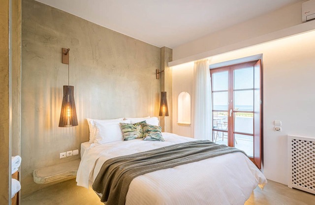 Beautiful Santorini | Villa Leon | 4 Bedrooms | Stunning Heated Jacuzzi & Beautiful Sea View | Vourvoulos