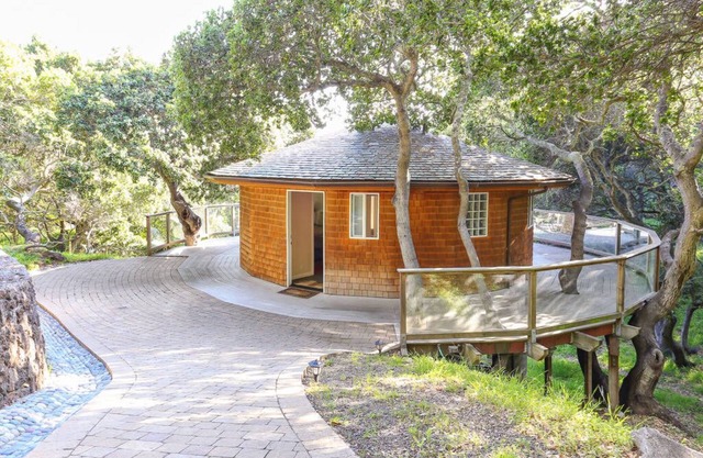 Hermosa y apartada cabaña con vista a la bahía en los árboles