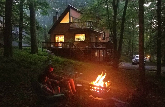 Hermoso refugio de montaña en el lago Locust en la pista de esquí y cerca del lago