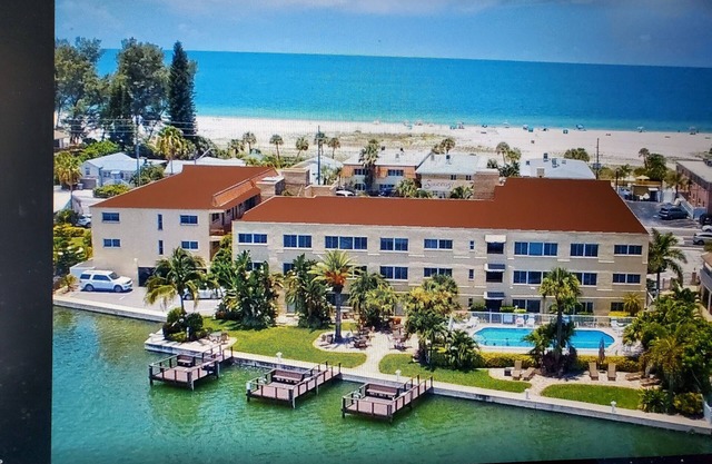 Hermoso y amplio condominio con espectaculares vistas al agua en ambos extremos de la unidad