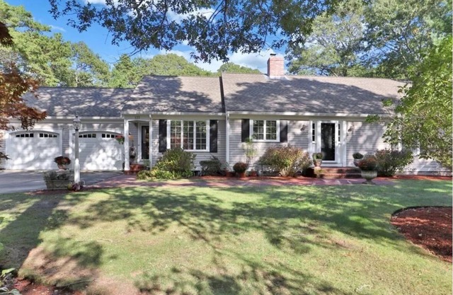Beautiful spacious Cape Cod house with a large and private yard near beaches