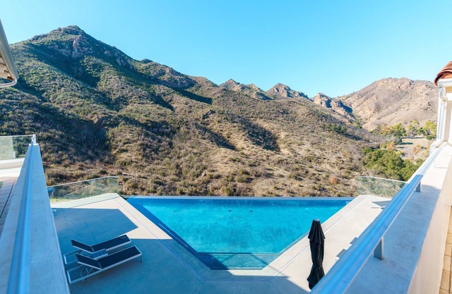 Hermosa y espaciosa casa con piscina infinita: vistas increíbles, cerca de las playas de Malibú.