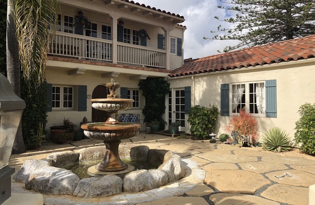 Hermoso, espacioso, soleado patio estudio con fuente en Foothill Estate.