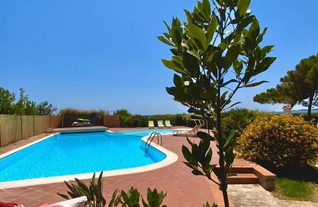 Hermoso de Split Villa, justo en la playa con piscina y pista de tenis!