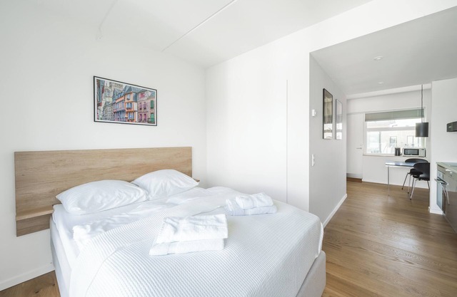 Beautiful studio w/ balcony - 327