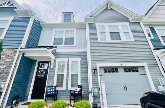 Beautiful townhome with community pool, shuttle to Bethany, and more!