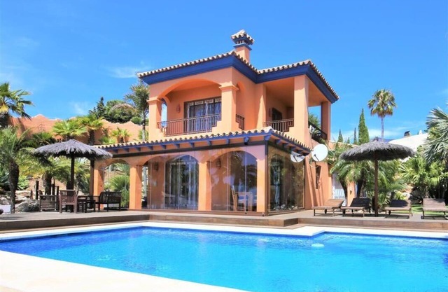 Hermosa villa de dos dormitorios y vistas, Con vistas a la ciudad de Estepona y al mar