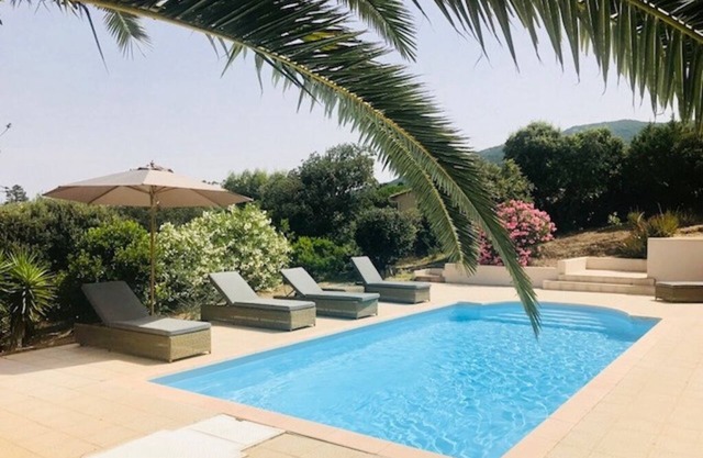 Encantadora villa con piscina en Campomoro y playa a pie.