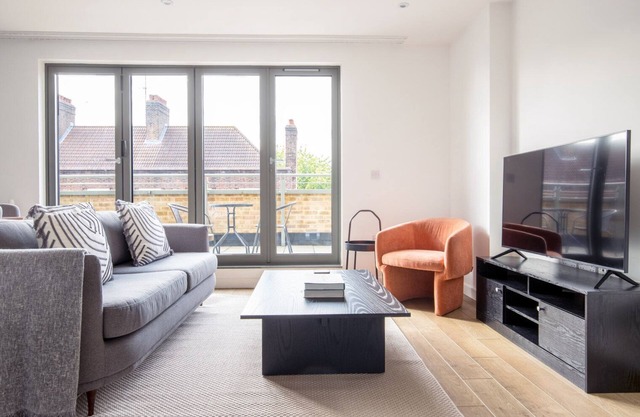 Beautiful Vauxhall 2BR w/ Balcony nr Tube, by Blueground