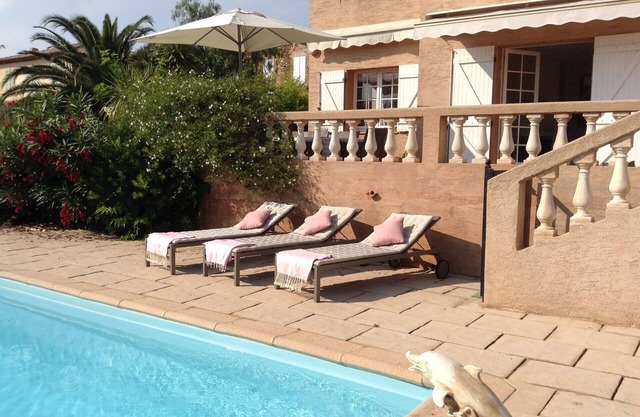 Maravillosa villa con piscina, ubicada en unos jardines tranquilos, cerca de la hermosa playa.