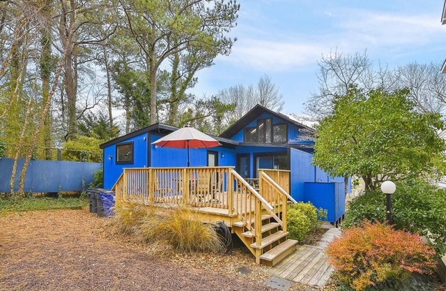 Beautiful View of Lake Comegys, Short Walk to Beach & Pet Friendly!!