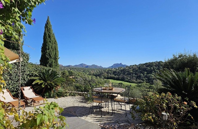Beautiful view over mountains and golf course, swimming pool, sleeps 6
