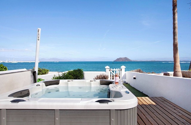 Preciosa Villa "Lujo Frente al Mar" Directamente Junto a la Playa con vistas al mar