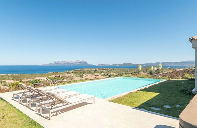 Preciosa villa "Martina" con vistas al mar, piscina y aire acondicionado