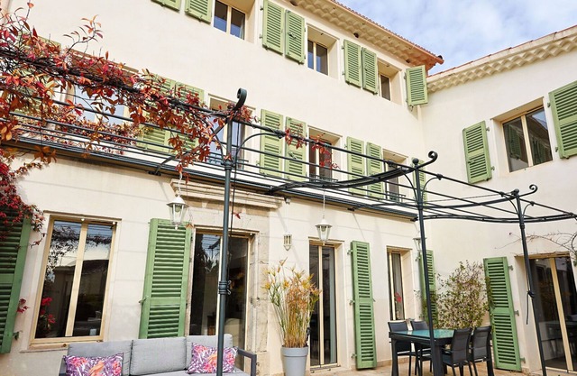 Beautiful villa, sleeps 10, a stone's throw from the Mourillon beach